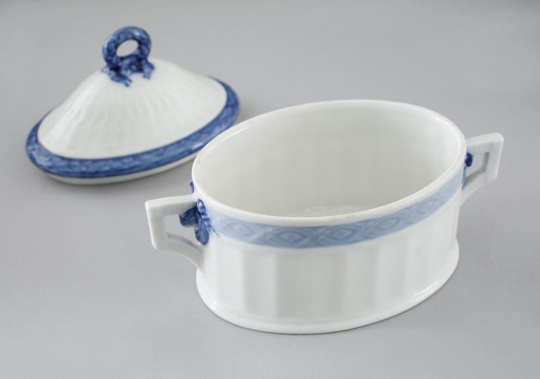 73 porcelian serving pieces, "Blå Vifte", Royal Copenhagen, from the second half of the 20th century.