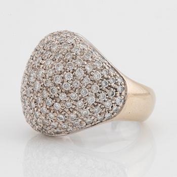 An 18K gold ring set with round brilliant-cut diamonds.