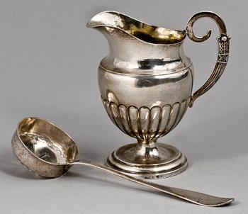 GRÄDDKANNA SAMT SOCKERSTRÖARE, silver, 1800-tal. Tot vikt ca 205,1g.