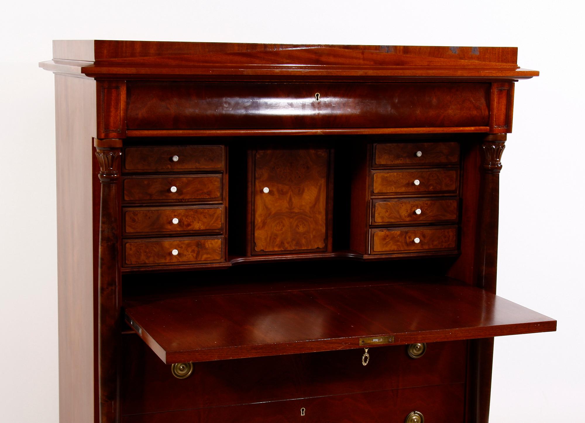 CHIFFONJÉ. Nyrenässansstil, 1900-tal.