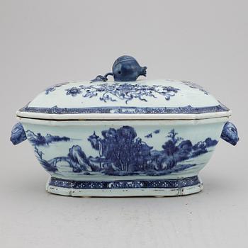 A blue and white tureen with cover, Qing dynasty, Qianlong (1736-95).