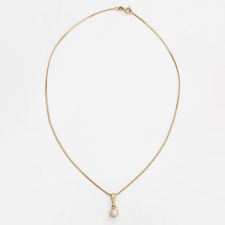 Necklace with a pearl pendant in 14K gold. Finnish hallmarks from 1976 and 1983.