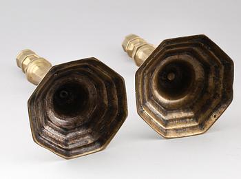 LJUSSTAKAR, 2 st snarlika, mässing, 1700-tal.