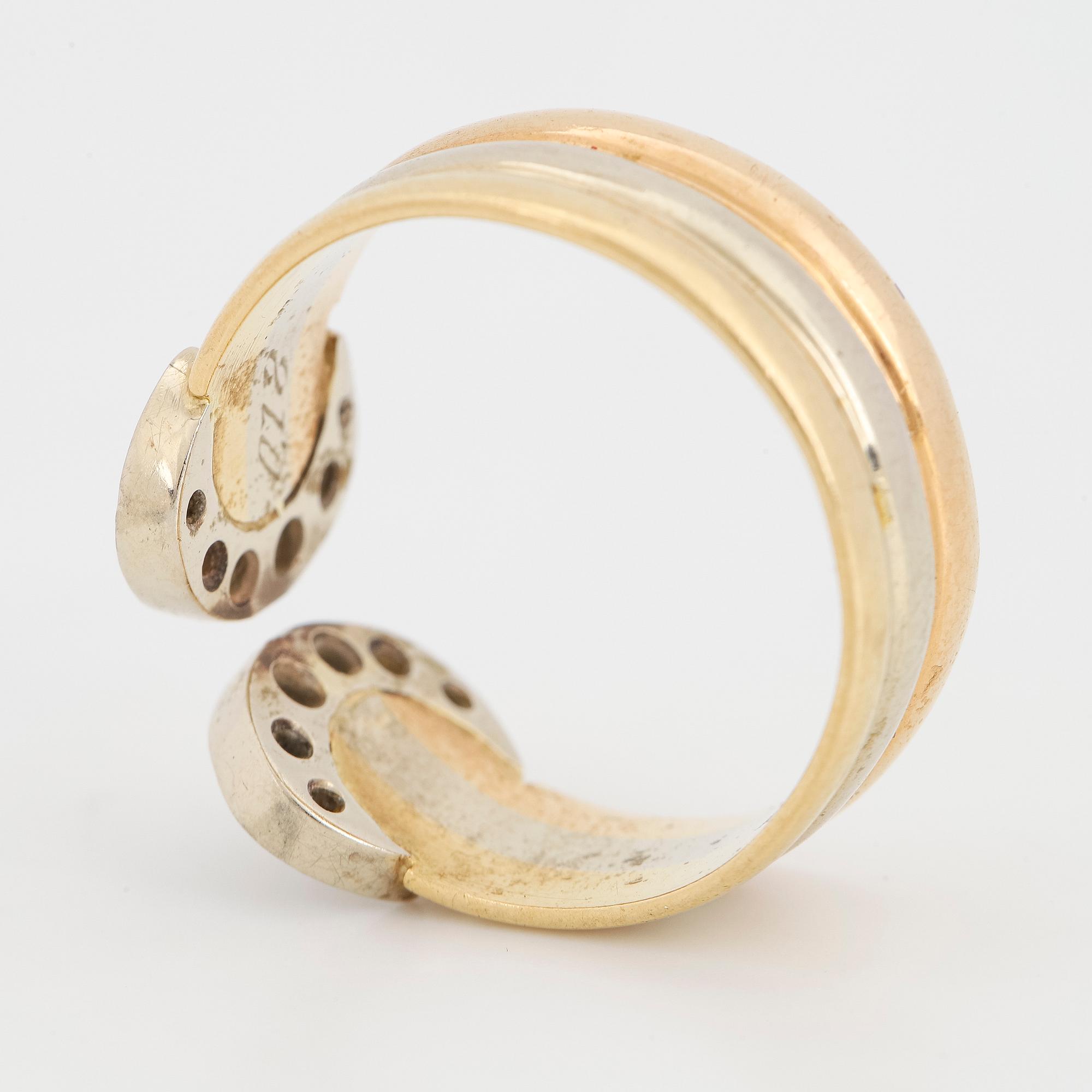 Brilliant-cut diamond 18K gold ring.