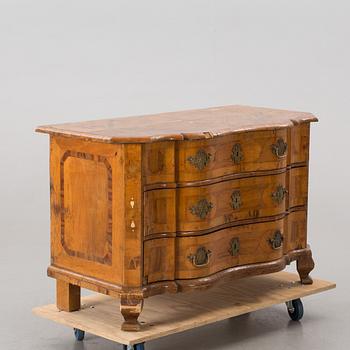 A 18TH CENTURY  CHEST OF DRAWERS FROM THE SOUTHERN EUROPE.