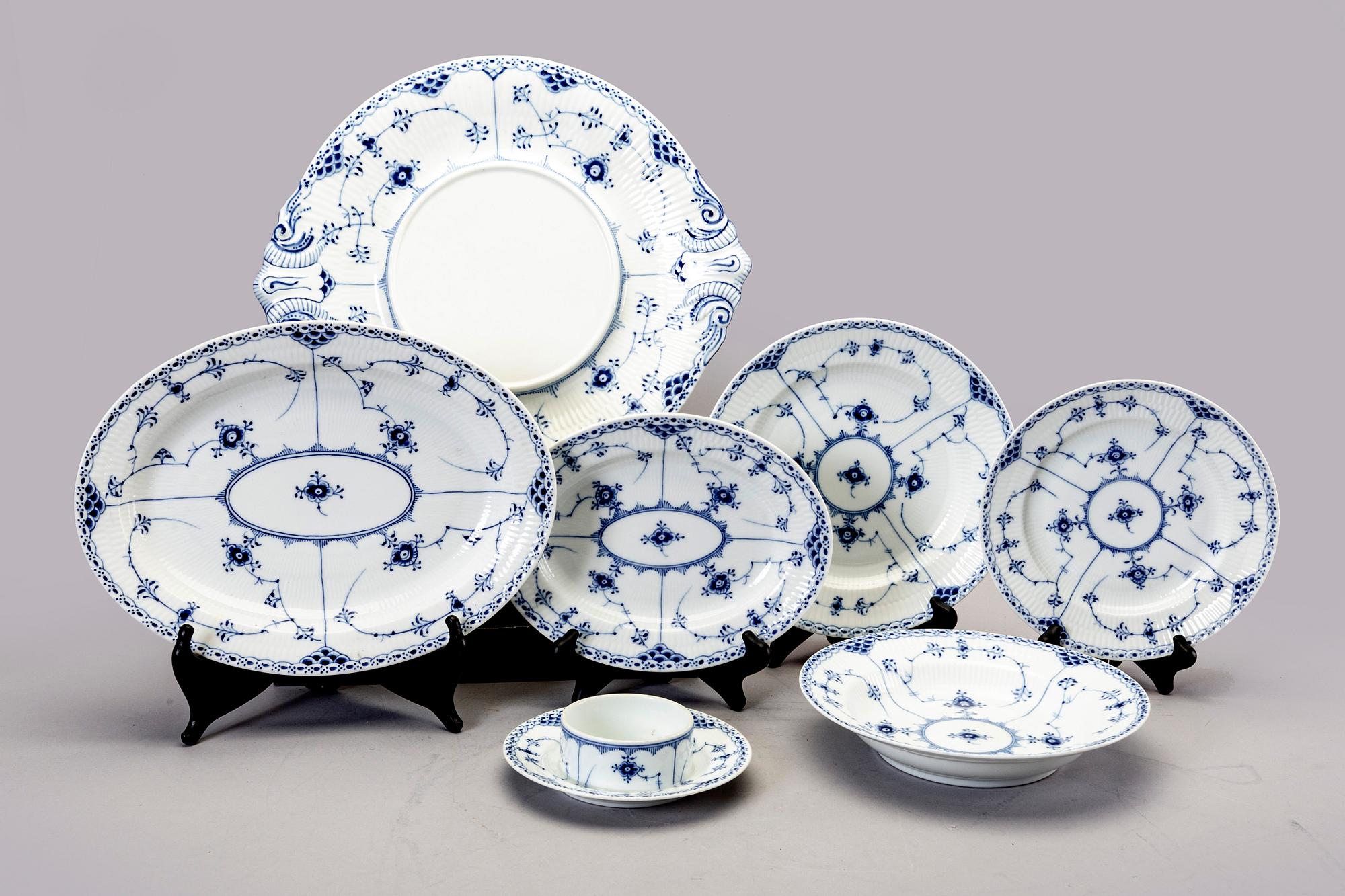 A 120 pcs Musselmalet Royal Copenhagen porcelain dinner service Denmark 1938-1999.