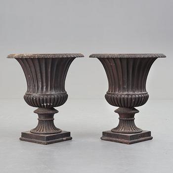 A pair of garden urns, circa 1900.