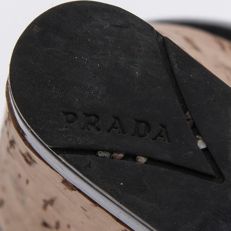 SKOR, Prada.