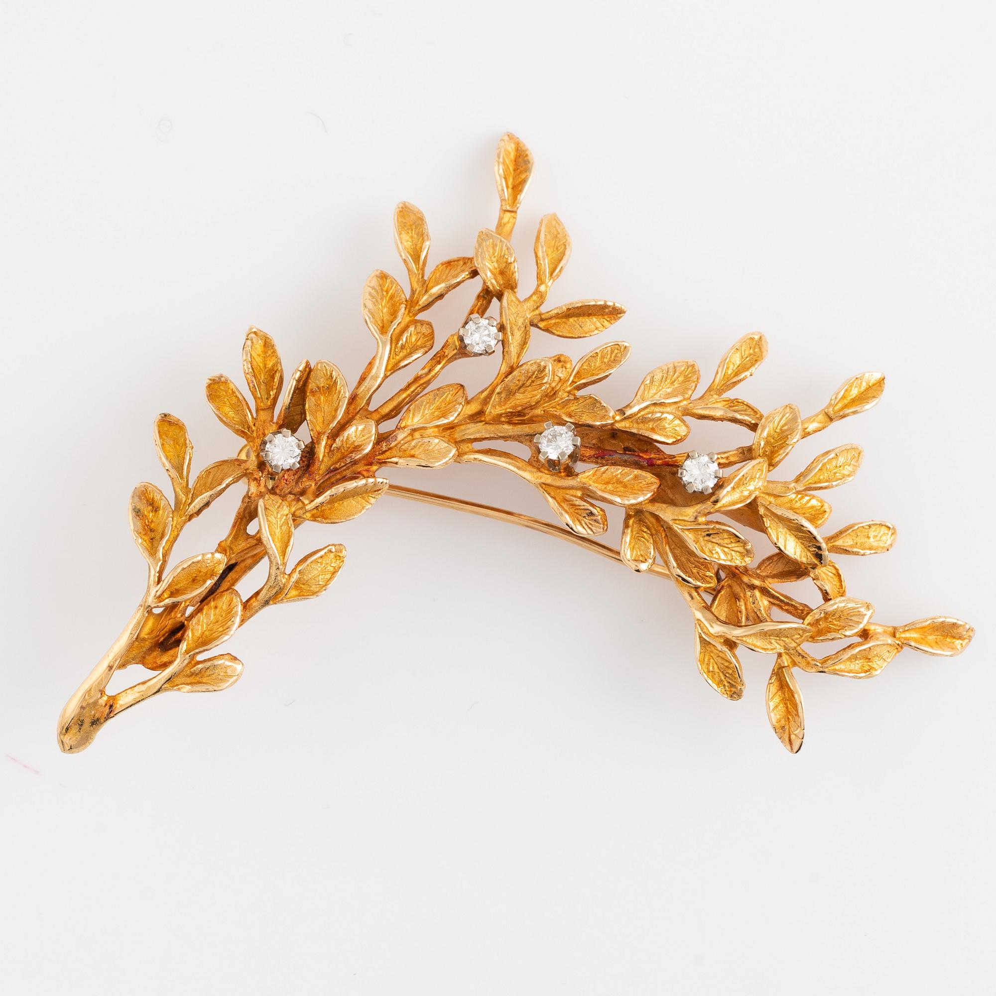 Gold and brilliant cut diamond flower brooch/pendant.