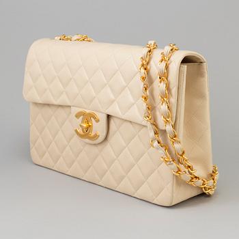 VÄSKA, "Timeless Classic Maxi Flap", Chanel.