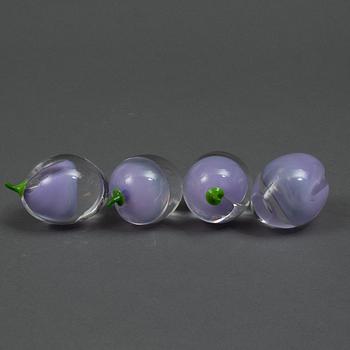 Hanne Dreutler & Arthur Zirnsack, "Äpple-Plommon-fat  nr 1", med åtta frukter i glas, Studio Åhus, 1988.