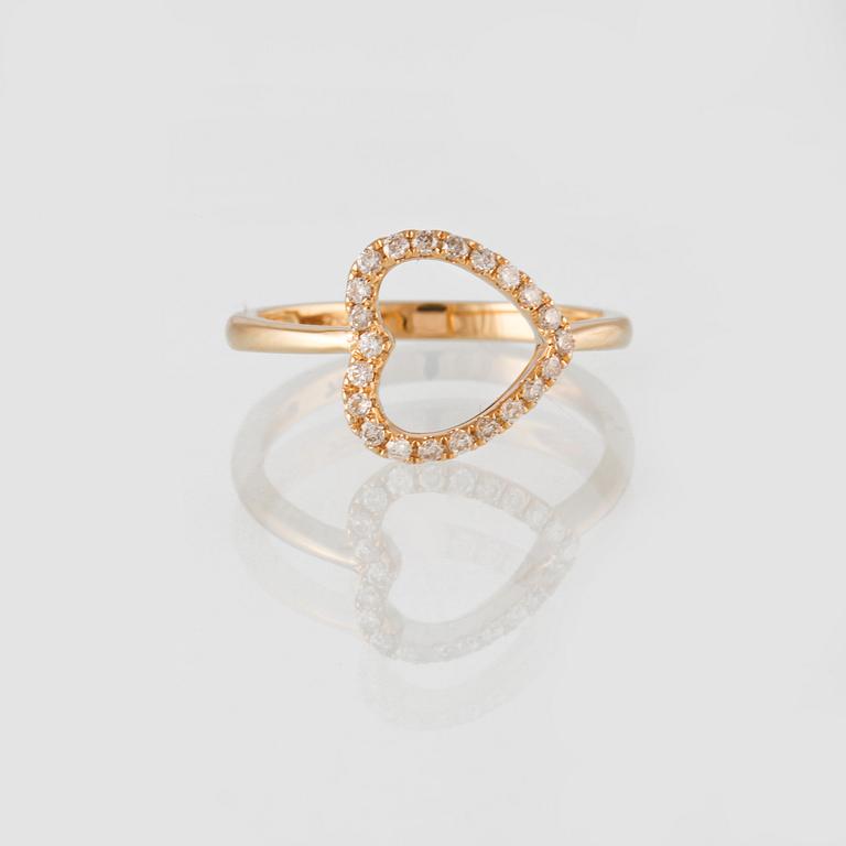 RING, 18K guld med briljantslipade diamanter ca 0.19 ct. Vikt 2,4 gram.
