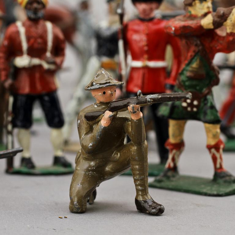 TENNSOLDATER, 89 st, bl a Britains. 1900-talets första hälft.