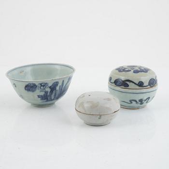 A blue and white porcelain bowl and two lidded boxes, China, Ming dynasty (1368-1644).