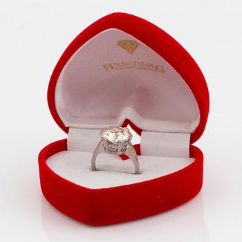 Ring 18K vitguld med en gammalslipad diamant 4.55 ct enligt gravyr.