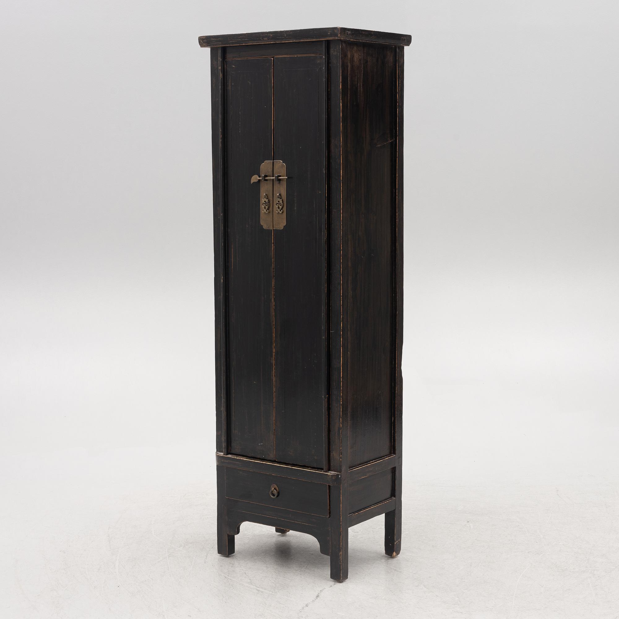 A Chinese cabinet, 20th century.
