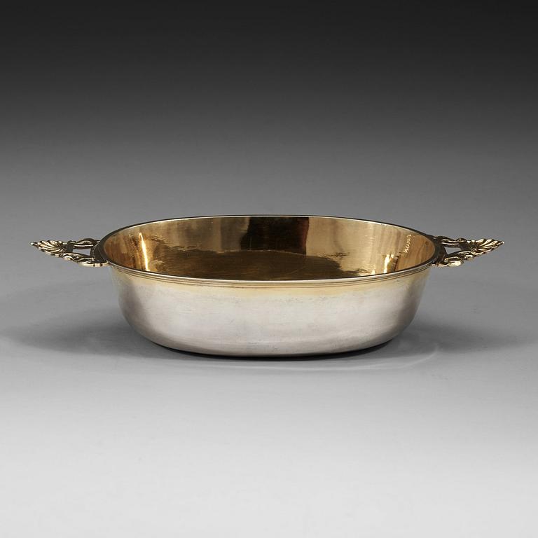 SKÅL med hänklar, av Carl Björkman, Nyköping (verksam 1735-1745). Fredrik I:s tid.