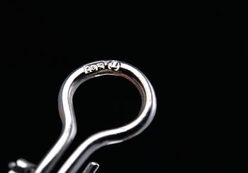 KORVAKORUT, etelänmerenhelmet 13,7 mm, navette-ja briljanttihiottuja timantteja n. 1.74 ct. 18K valkokulta. Paino15,5 g.