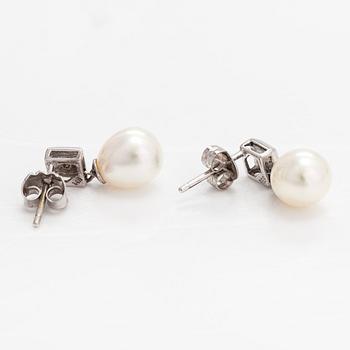 A pair of 14K white gold earrings with diamonds ca. 0.03 ct in total and cultured pearls.