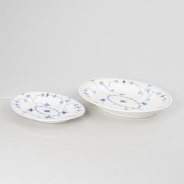 Servisdelar, 33 st, porslin, "Musselmalet", Royal Copenhagen, Danmark.
