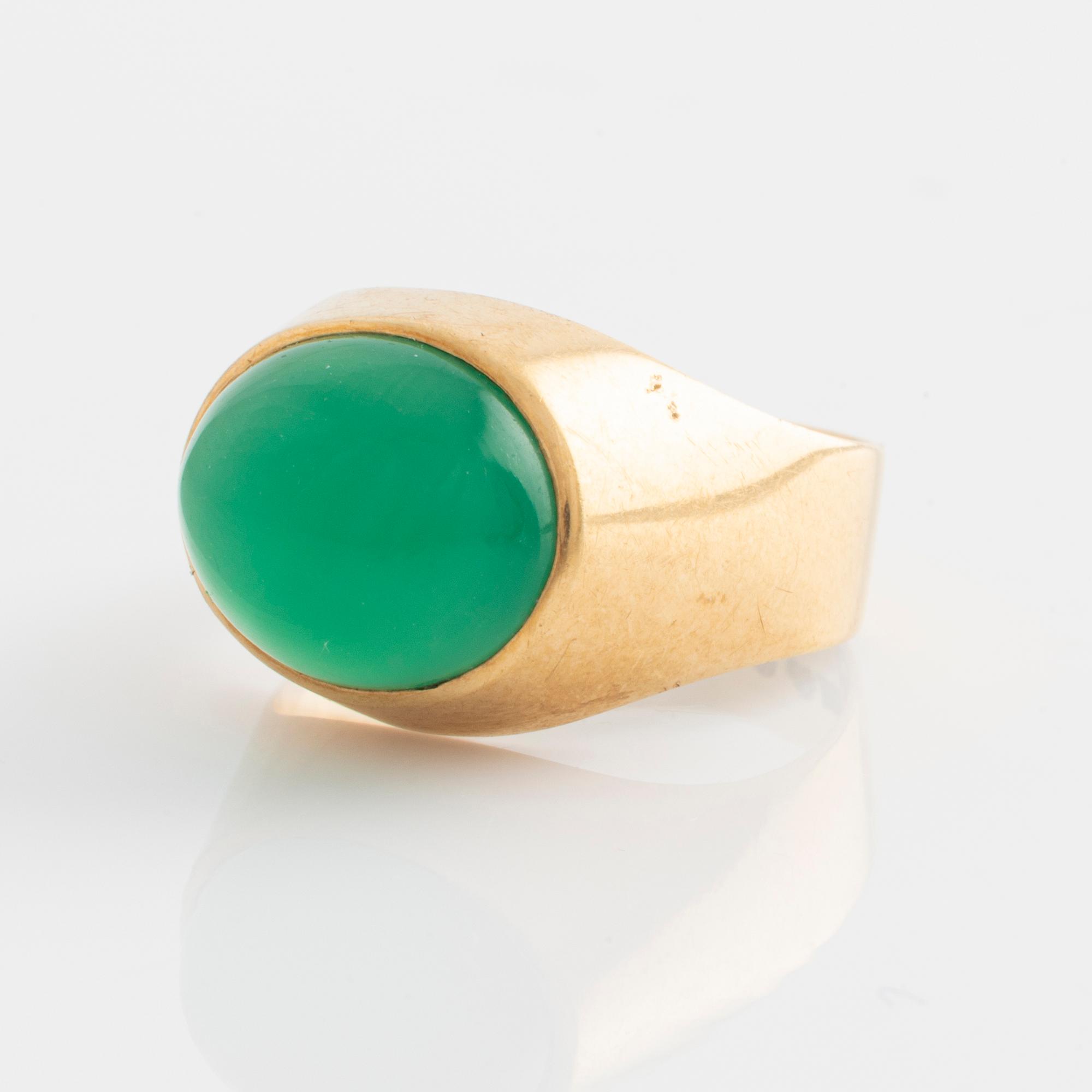 Ring, 18K gold with cabochon-cut green agate.