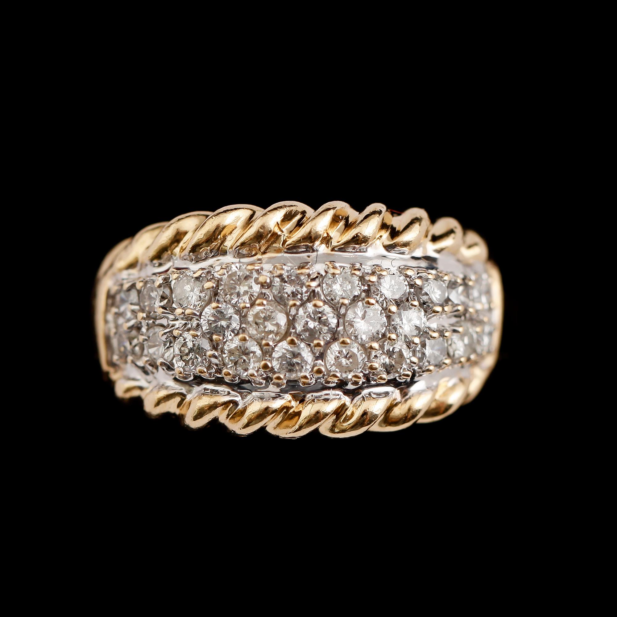 RING, 14 k guld, med briljantslipade diamanter tot ca 0.95 ct.