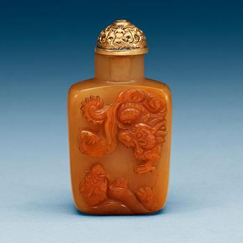 1577. A carved agate snuff bottle, Qing dynasty (1644-1912).