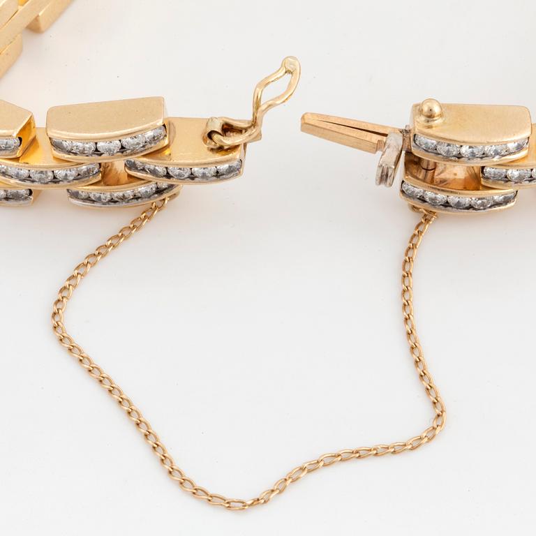 18K gold and brilliant-cut diamond bracelet.