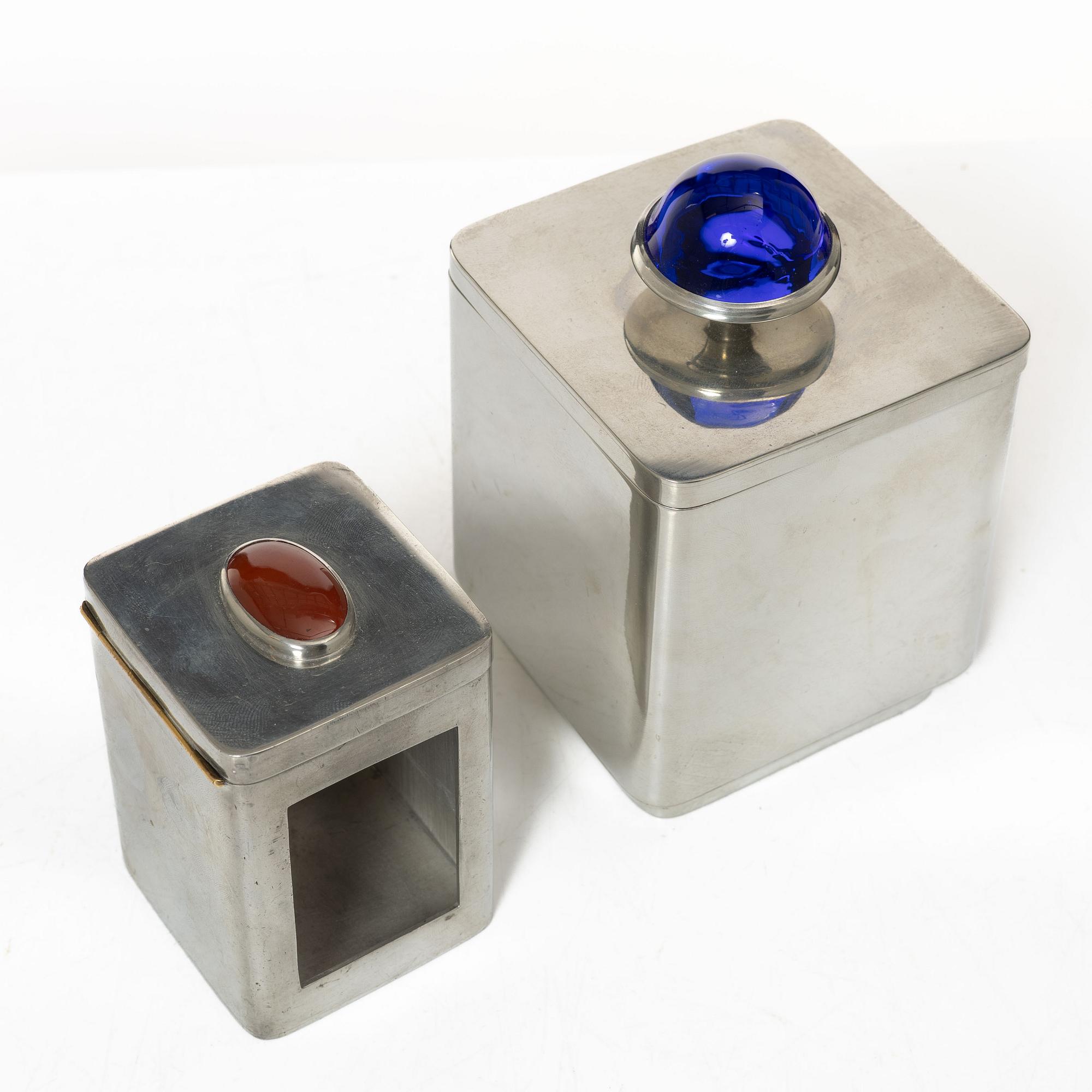 Firma Svenskt Tenn, burkar med lock, två stycken, tenn, Stockholm, 1953 respektive 2013.