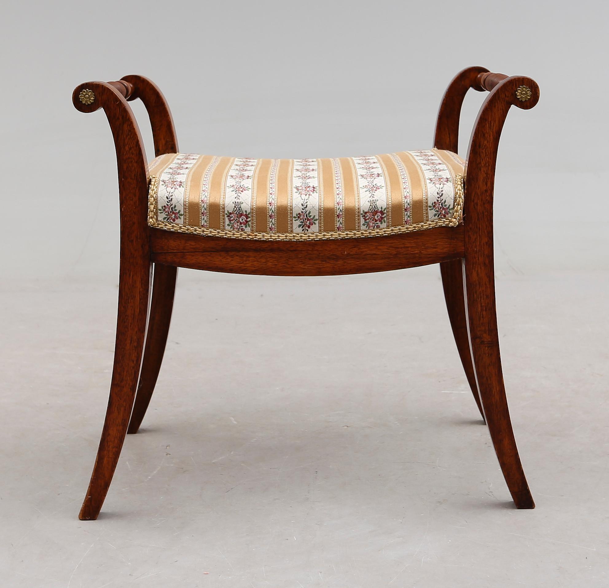 TABURETT, 1900-talets första hälft.