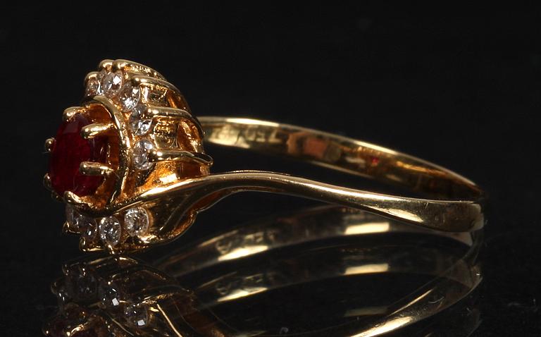 RING, 18 K guld, med tolv briljanter samt en rubin.