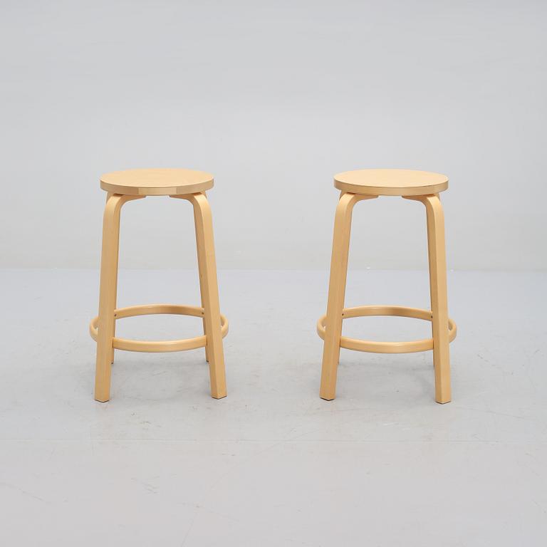 BARPALLAR, ett par, "modell 64", Alvar Aalto, Artek, 2005.