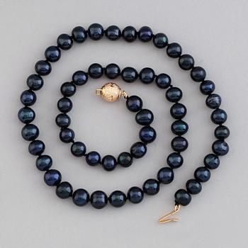 PÄRLCOLLIER, odlade Akoyapärlor, lås i låghaltigt guld.
