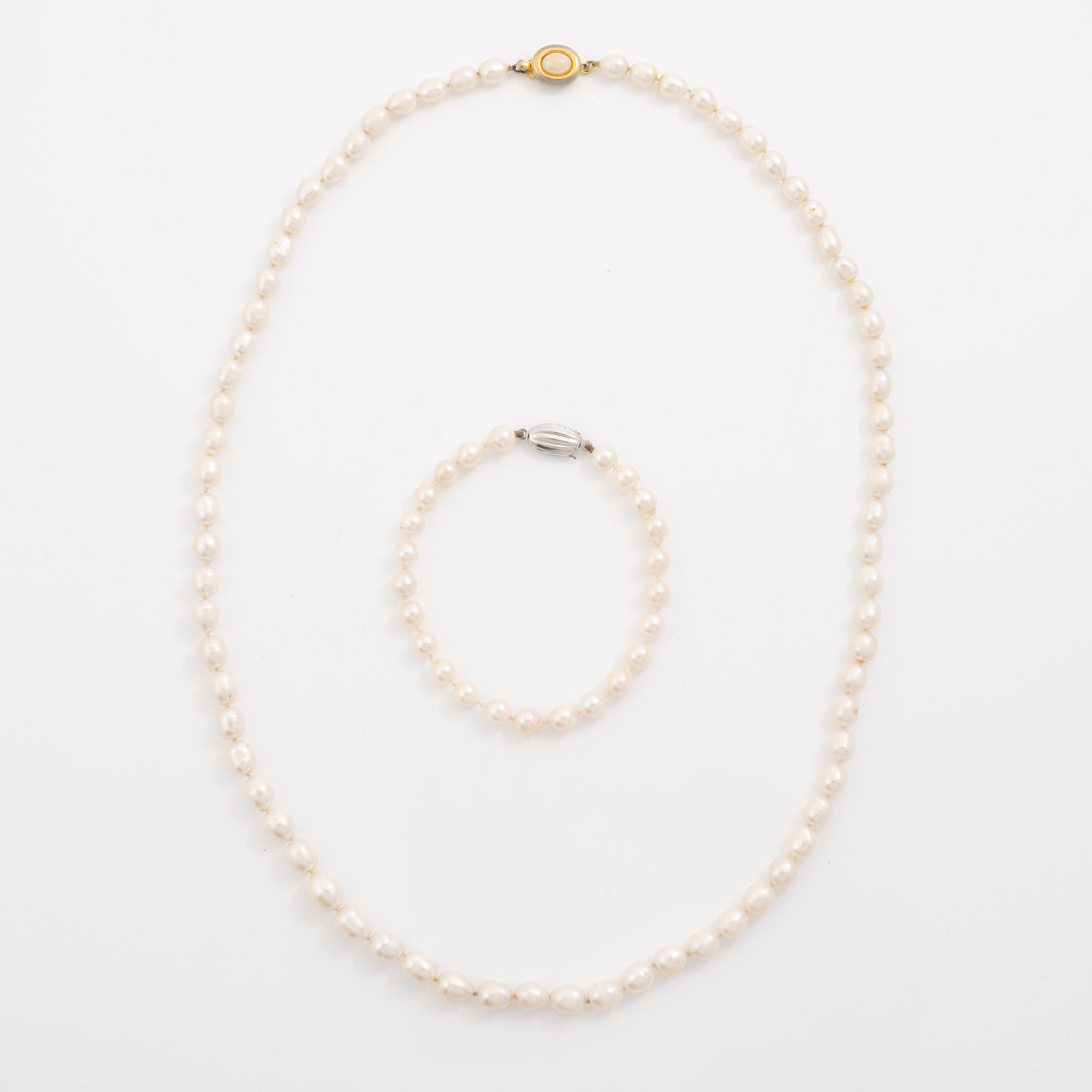 Collier och armband odlade pärlor med silverlås.