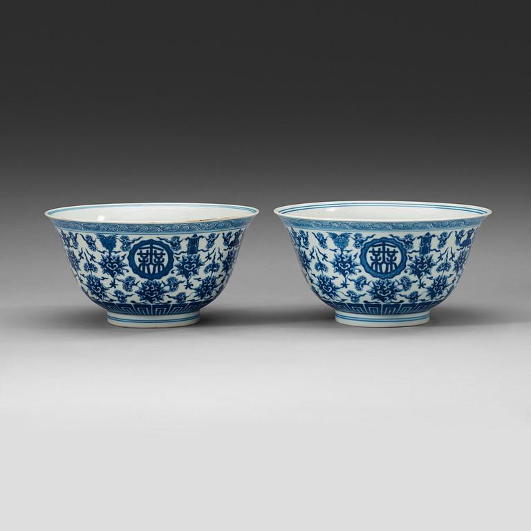 A pair of blue and white bowls, Republic (1912-49) with Qianlongs sealmark.