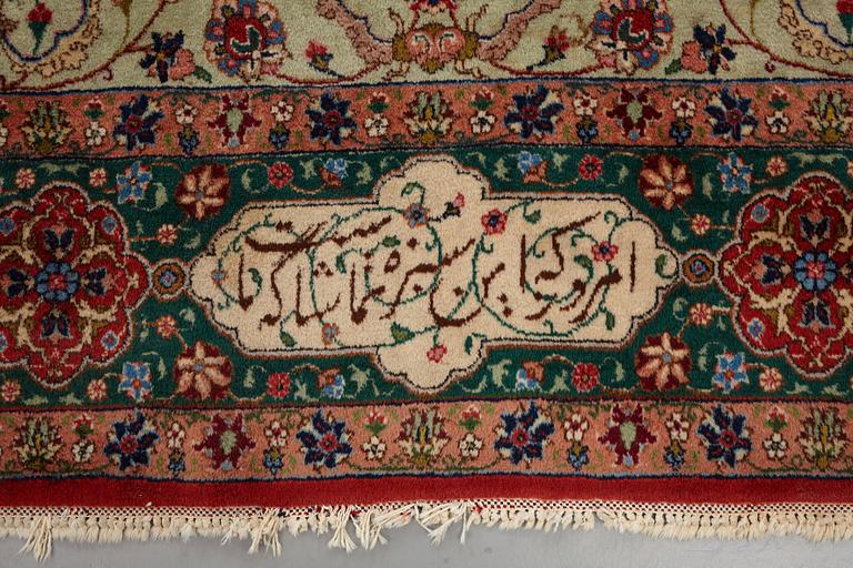 Matto, semi-antique Tabriz, signed ca 335,5 x 256,5 - 261,5 cm.