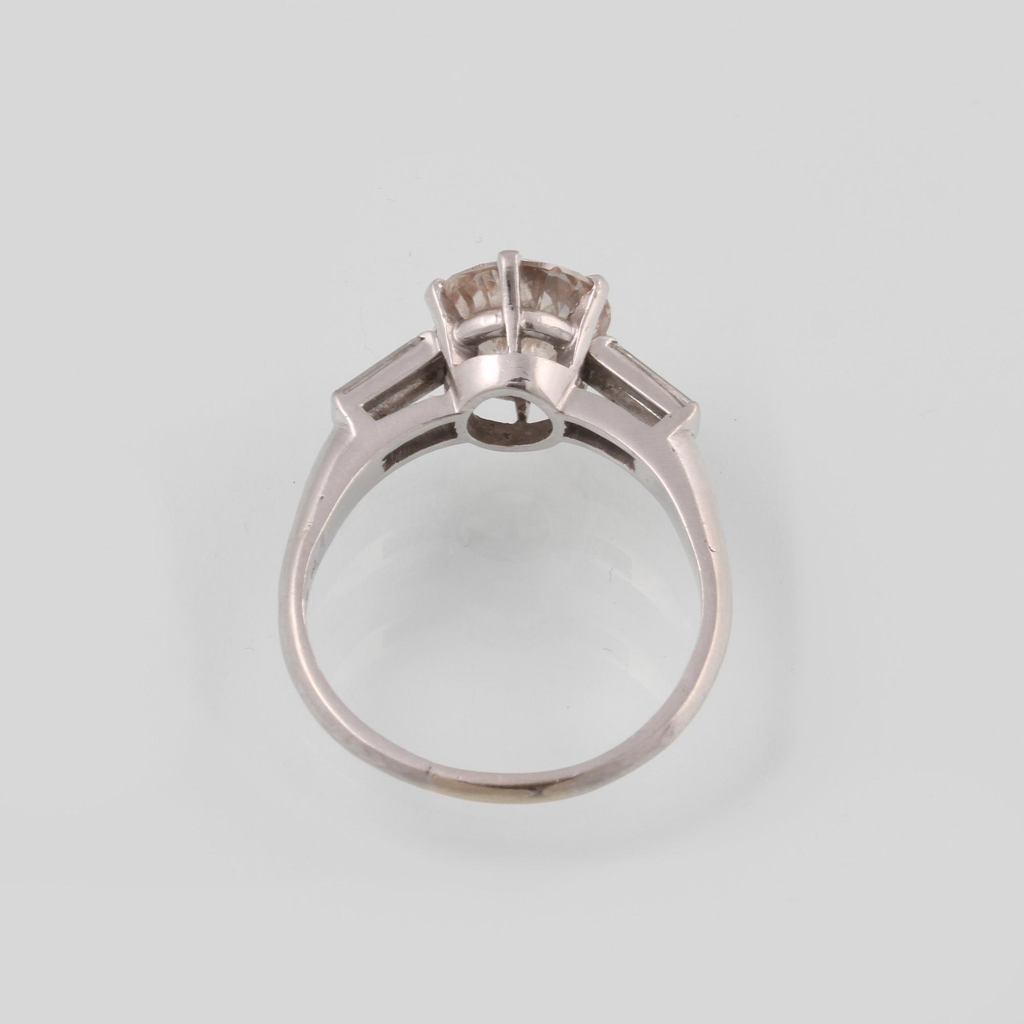 RING, platina med briljantslipade diamant 2.19 ct samt 2 baguettslipade diamanter 0.21 ct, Vikt 5,1 gram.