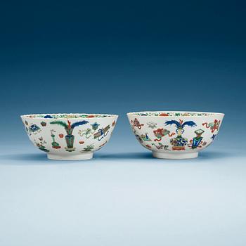 1481. A pair of famille verte bowls, Qing dynasty, Kangxi (1662-1722).