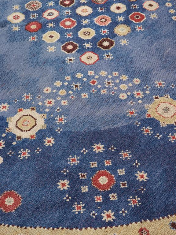 Barbro Nilsson, MATTA. "Blå rabatten". Rund. Flossa. Diameter 291-302 cm. Märta Måås-Fjetterström AB, Barbro Nilsson. Osignerad.