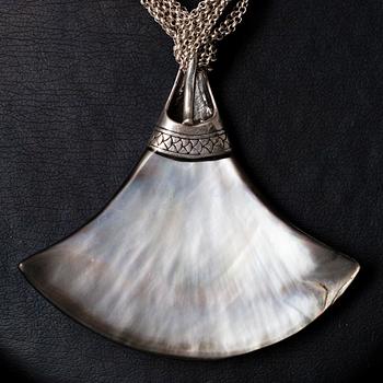 HALSSMYCKE, rökkvarts, pärlemor, silver. Claude Dasque Frankrike, 1900-talets slut.