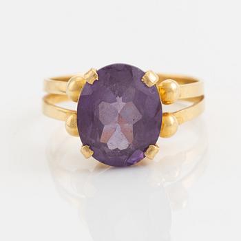 18K gold and colour change syntehtic sapphire ring.