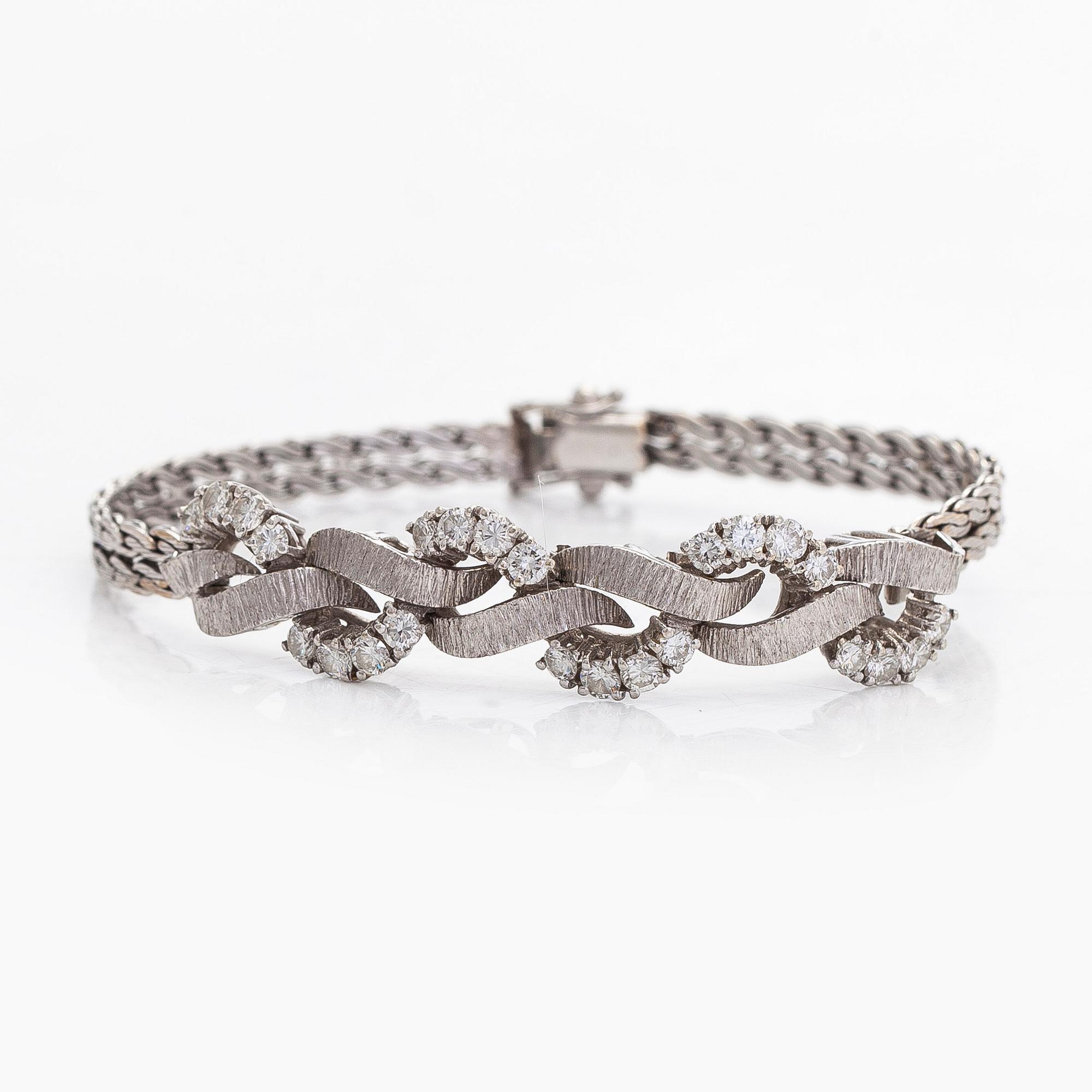 Bracelet, brilliant cut diamonds, 18K white gold.