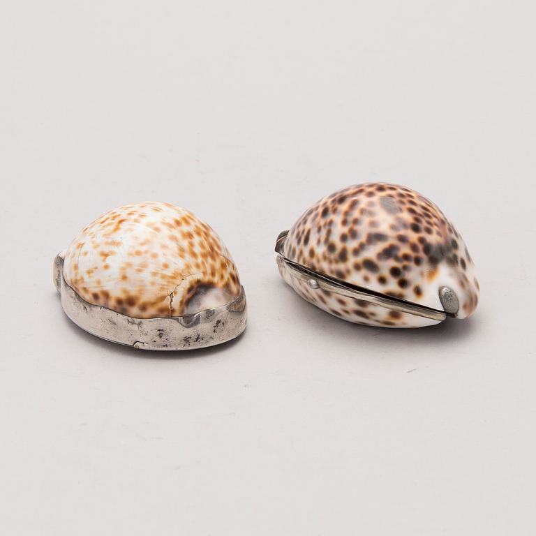 SNUSDOSOR 2 ST, ena med silver beslag Lars Malm, Eskilstuna 1843, andra med metallbeslag.