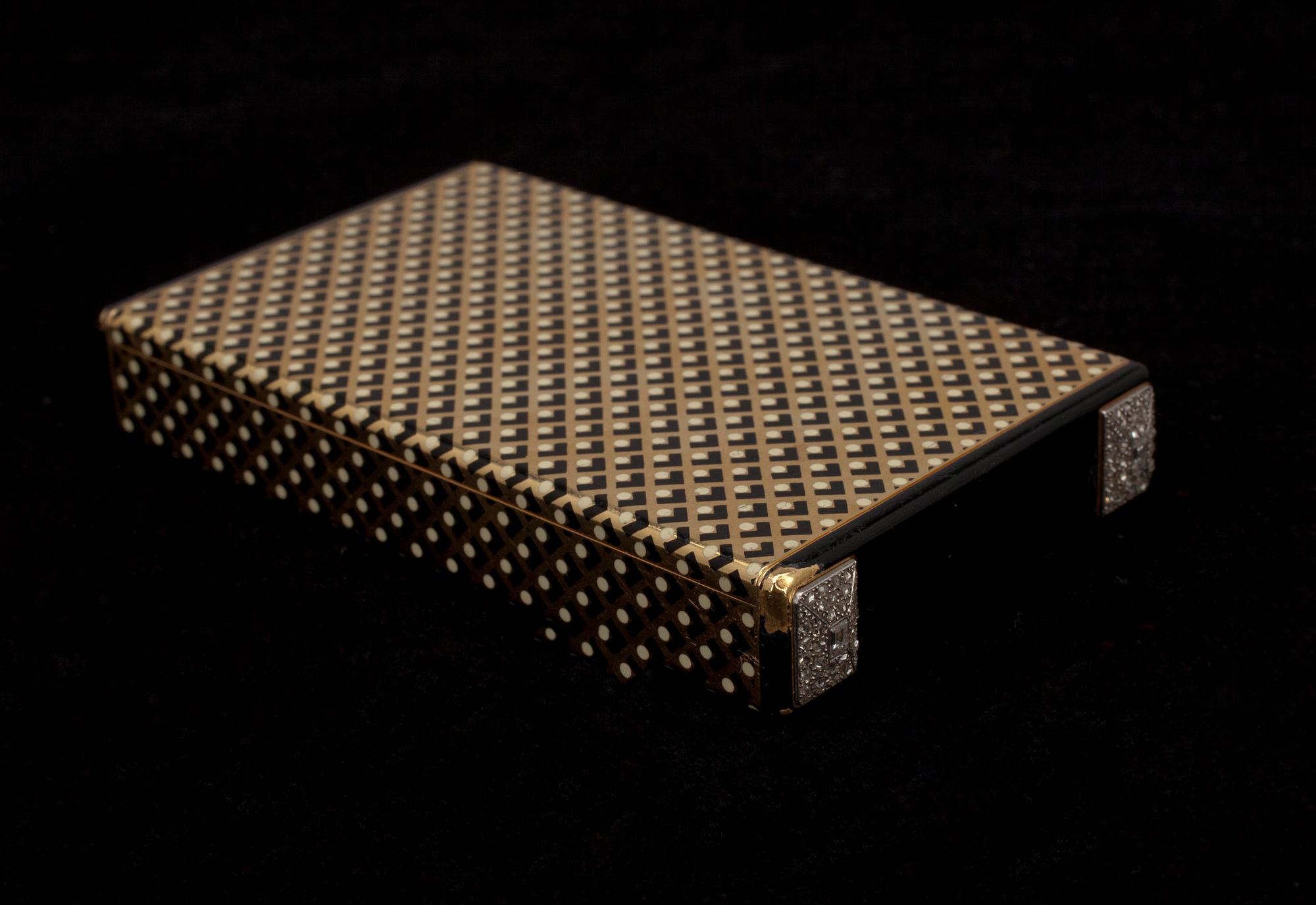 CARTIER MAKE-UP ETUI, Nr: 01074. 18K guld, emalj. Baguette- och rosenslipade diamanter ca 1.00 ct. Vikt 271 g.