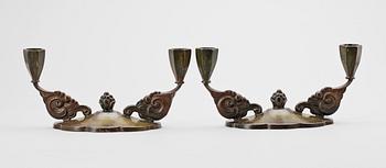 LJUSSTAKAR, ett par, brons, Danmark, 1900-talets början.