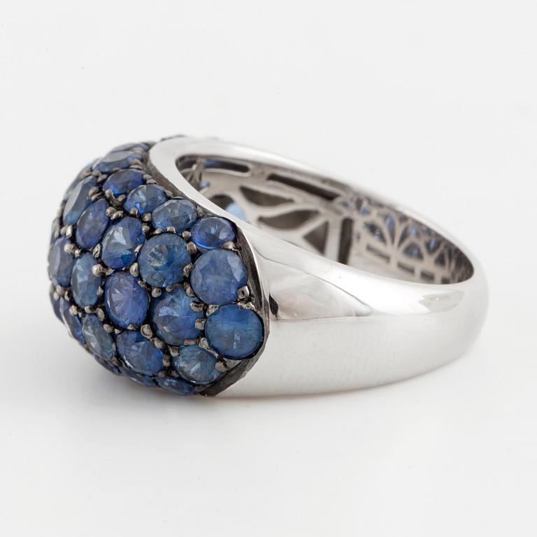 An 18K white gold and sapphire ring.