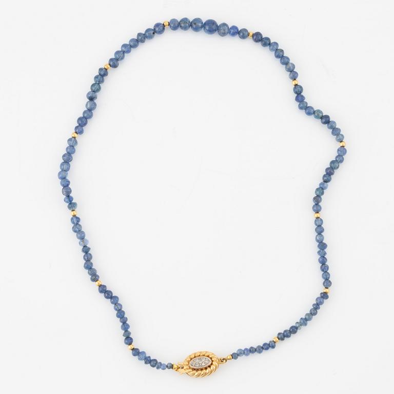 Necklace with sapphires, clasp 18K gold with round brilliant-cut diamonds on both sides.