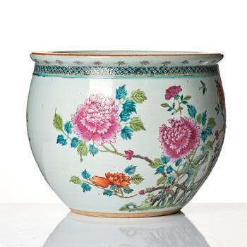 A famille rose flower pot, Qing dynasty, circa 1900.