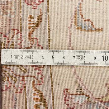 A CARPET Tabriz, part silk, ca 301 x 195 cm.