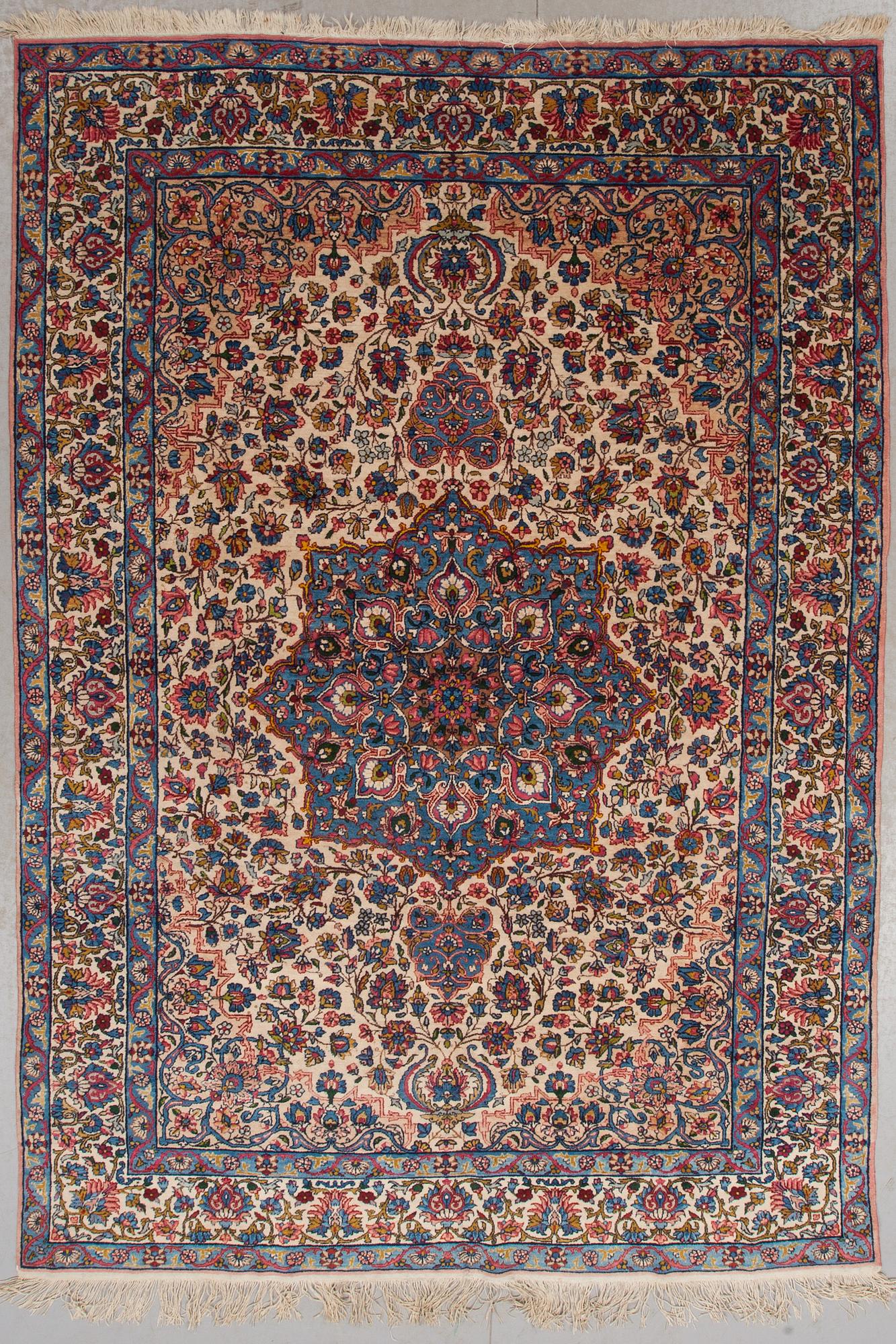 MATTA, semiantik, Kirman, ca 286 x 196 cm.